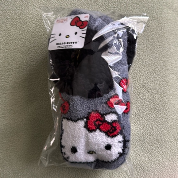 Hello Kitty Accessories - New Hello Kitty Slipper Socks. Shoe sz 4-10 sock sz 9-11